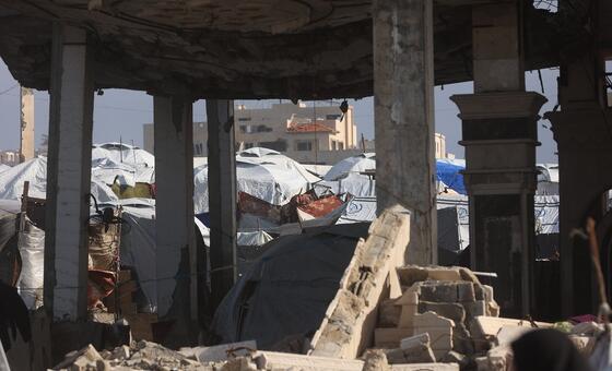 Руины разрушенного здания в Газе.